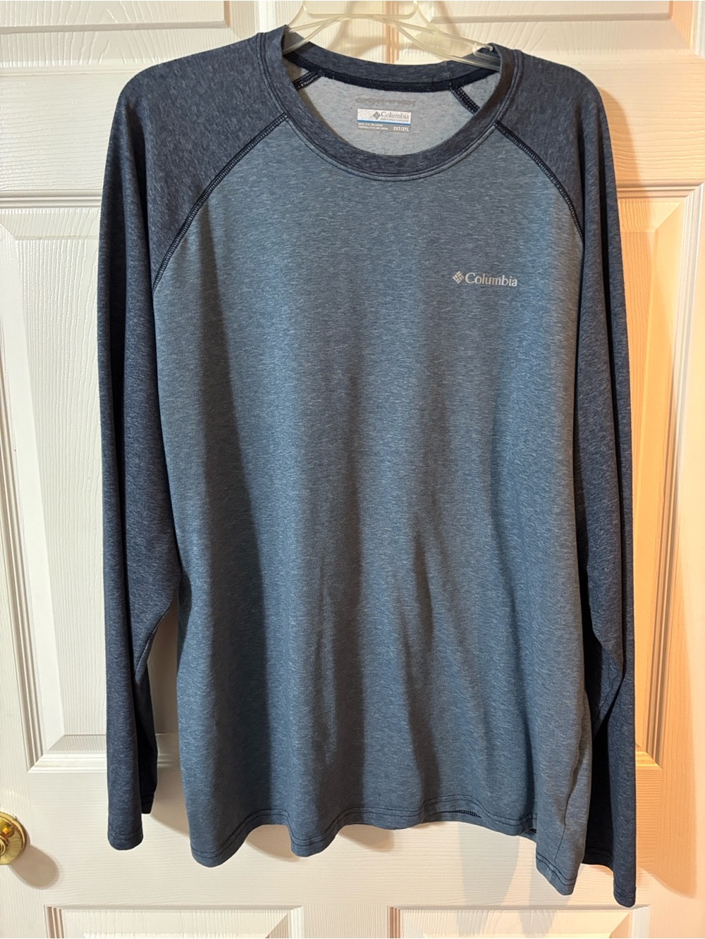 Columbia Men's Long Sleeve Raglan Crew in Slate/Charcoal